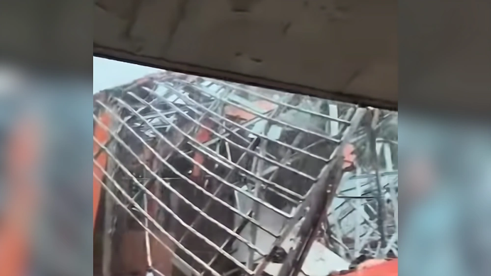 Penyebab salah satu ruangan sekolah di SMKN 1 Gunungputri, Bogor, Jawa Barat, ambruk, Senin (3/11/2025), akibat hujan deras disertai angin kencang. [Instagram]